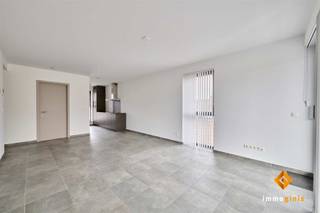 Dit recente 1-slaapkamerappartement is gelegen op de eerste verdieping van een statig appartementsgebouw. Indeling; inkomhal, apart toilet, berging,...