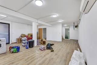 <p>Voor meer info of een bezoek, bel 053 59 49 32 - Te koop:<strong> handelsruimte van ca. 90 m² met grote kelder en ingebouwde kluis</strong>, gelegen op een goede locatie in het centrum van Moorsel, <strong>met gratis parking voor de deur</strong>. Het pand bestaat uit<strong> een ruime commerciële ruimte, een bureauruimte, toiletten en een technische ruimte</strong>. Daarnaast beschikt het over <strong>een grote kelder met een ingebouwde kluis </strong>(voormalige kluis van BNP Bank), wat ideaal is voor veilige opslag of archief. Dankzij de centrale ligging en de vlotte bereikbaarheid is dit pand geschikt voor diverse commerciële activiteiten, kantoor of praktijkruimte. <strong>De handelsruimte is momenteel verhuurd aan 1100 euro per maand.</strong> Een eigen zaak starten kan mits het respecteren van de wettelijke opzegtermijnen. <strong>Optioneel: mogelijkheid tot aankoop van een parkingplaats achter het gebouw voor €5.000.</strong> <strong>EPC C - Asbestveilig</strong></p>