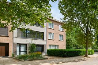 Interesse in deze ruime en stijlvolle woning? Bekijk de virtuele toer en maak via Livitas.be ONLINE je afspraak.<br />Deze bel-etage met bouwjaar 1980 ligt nabij het park Distelhoek en van hieruit kan je wandelen, fietsen en genieten van de groene omgeving en het toekomstige Oosterweelpark.<br />Deze woning oogt modern met de mooi uitgekozen kleuren en inrichting en het interessante is dat achter de garage nog een extra grote kamer is dat je kan inrichten als kantoor of vierde slaapkamer voor de grote dochter of zoon en zelfs voor je schoonouders.<br />Het gelijkvloers is voorzien van de garage met sectionale poort, de vierde slaapkamers - bureau, wasplaats en de zonnige tuin.<br />De eerste verdieping bevat de lichte woonkamer met laminaatvloer en een open keuken met de nodige ingemaakte toestellen zoals vaatwasser, frigo, kookvuur, etc...<br />Op de tweede verdieping bevinden zich 3 slaapkamers met een badkamer met bad en dubbele lavabo.<br />Vrij vanaf 31 november 2026<br />Pssstttt !!! Wil je met familie of vrienden naast mekaar wonen? De woning in nummer 241 staat ook te koop. <br />Maak snel ONLINE je afspraak via Livitas.be