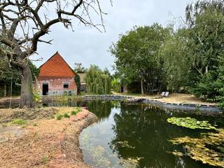 Deze landelijk gelegen hoeve bevindt zich in de Bunderstraat, midden in een groene en agrarische omgeving. Deze eigendom geniet tegelijk van een goede verbinding richting Olsene, Kruisem en Deinze, waarbij ook de op- en afrittencomplexen van de E17 vlot bereikbaar zijn. Op het perceel van 3.850 m² bevinden zich een woning en drie ruime bijgebouwen.<br /><br />De indeling van de woning is als volgt: via de ruime inkomhal heeft u toegang tot de keuken, leefruimte, trap en een eerste kamer die momenteel dienstdoet als berging/wasruimte, maar ook als extra kamer kan worden ingericht. De leefruimte bevindt zich achteraan de woning en geniet dankzij de verschillende grote raampartijen van veel natuurlijk licht en zicht op de landelijke omgeving. Vanuit de leefruimte loopt u door naar de keuken, die op haar beurt toegang geeft tot de kelder, het afzonderlijke toilet en de zijdeur.<br /><br />Op de eerste verdieping bevinden zich vier ruime slaapkamers en een badkamer.<br /><br />Voorzieningen:<br />- Centrale verwarming op propaangas<br />- Stadswater<br />- Nieuw asfalt dak op de woning (2021)<br />- Elektriciteit woning: conform<br /><br />Het perceel is gelegen in agrarisch gebied, waarbij het wenselijk is deze landbouwomgeving voor te behouden voor landbouwactiviteiten.<br /><br />Interesse in deze landelijk gelegen hoeve met bijgebouwen? Neem gerust contact met ons op voor bijkomende informatie of om een bezoek ter plaatse in te plannen.