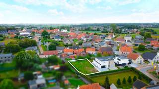 <span><span>Nabij het centrum van <strong>Houthulst</strong>,<strong> </strong>gelegen in een <strong>rustige verkaveling</strong>, bieden we u dit waardevolle perceel bouwgrond aan. Dit lot bouwgrond beschikt over een grondoppervlakte van <strong>561 m² </strong>en<strong> </strong>bevindt zich in de nabijheid van verschillende handelszaken, school, openbaar vervoer, warenhuizen, en andere noodzakelijke voorzieningen. Het perceel is geschikt voor een <strong>alleenstaande bebouwing met inpandige garage en/of carport. </strong>Bovendien kan men genieten van een <strong>zuid-georiënteerde tuin</strong> (zongericht!).<br /><br /><u>De afmetingen en mogelijkheden zijn als volgt:</u></span></span>
<ul>
<li><span><span>Perceelbreedte van ca. 14,8 m (ter hoogte van de bouwlijn) tot 20,14 m (achtergrens) en 13,32 m (uiterste voorgrens);</span></span></li>
<li><span><span>Perceeldiepte van 33,25 m à 35,56 m;</span></span></li>
<li><span><span>Maximale bouwdiepte van 15 m voor het gelijkvloers en 12 m voor de eerste verdieping;</span></span></li>
<li><span><span>Maximale bebouwbare oppervlakte van 200 m<sup>2</sup>;</span></span></li>
<li><span><span>Mogelijkheid tot het bouwen van een woning met <strong>1 gelijkvloerse bouwlaag en eerste verdieping in hellend dak</strong>. Ook een volledig gelijkvloerse woning behoort tot de mogelijkheden.</span></span></li>
<li><span><span>Mogelijkheid tot het oprichten van een <strong>bijgebouw van max. 30 m<sup>2</sup></strong> (exclusief carport).</span></span></li>
</ul>
<span><span>Er is geen bouwverplichting van toepassing op dit perceel. <strong>In de bijgevoegde foto's tonen we u een simulatie van een type woning die hier kan gebouwd worden.</strong><br /><br />Bent u opzoek naar een ruim perceel bouwgrond, geschikt voor het bouwen van een alleenstaande nieuwbouwwoning op een rustige locatie?<br /><br />Contacteer ons op het nummer <strong>051 50 11 51</strong> of stuur een mail naar <strong>diksmuide@diksimmo.be</strong> voor meer informatie omtrent de mogelijkheden. </span></span>