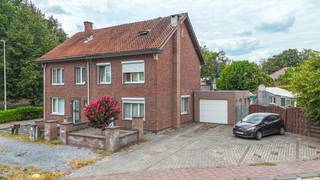 Bij ImmoFusion 7/7 “open huis” : klik op onze 3D-TOUR.<br />Ervaar vastgoed alsof je er zelf doorloopt<br /><br />Deze verzorgde halfopen woning in Heusden biedt een comfortabele woonoppervlakte van maar liefst 205 m² en een praktische indeling, verspreid over drie verdiepingen. Dankzij de ruime leefruimtes, drie volwaardige slaapkamers en de aangename tuin is deze woning een ideale keuze voor gezinnen of wie op zoek is naar extra ruimte.<br />Bij het betreden van de woning komt u terecht in een ruime inkomhal die toegang geeft tot de lichtrijke woonkamer met eetgedeelte. De aparte keuken biedt voldoende werk- en opbergruimte. Verder bevindt zich op het gelijkvloers een gastentoilet en een handige berging met douche. Daarnaast is de woning volledig onderkelderd, wat zorgt voor extra opslagmogelijkheden.<br />Op de eerste verdieping vindt u twee ruime slaapkamers en een badkamer uitgerust met een ligbad en toilet. De zolderverdieping werd ingericht als een derde, volwaardige slaapkamer en kan eveneens dienst doen als hobbyruimte of thuiskantoor.<br />Buiten geniet u van een ruime, zonnige tuin met een overdekt terras waar u in alle rust kunt ontspannen. De garage biedt plaats aan één wagen en extra bergruimte.<br /><br />Indeling:<br />Gelijkvloers: inkomhal, woonkamer met eetplaats, aparte keuken, gastentoilet en berging met douche. Eerste verdieping: twee slaapkamers en een badkamer met ligbad en toilet. Zolder: ingerichte derde slaapkamer. Verder beschikt de woning over een kelder, garage en een ruime tuin met overdekt terras. <br /><br />Ligging:<br />De woning is gelegen in de rustige woonwijk Lindeman in Heusden. Dankzij de gunstige ligging bevinden winkels, scholen, openbaar vervoer en belangrijke invalswegen zich op korte afstand. Zo geniet u van een aangename woonomgeving met alle dagelijkse voorzieningen binnen handbereik.<br /><br />Pluspunten:<br />- Halfopen bebouwing op een perceel van 520 m². <br />- 3 volwaardige slaapkamers<br />- Woonoppervlakte van 205 m². <br />- Rolluiken aanwezig. <br />- Berging met douche op het gelijkvloers. <br />- Ruime tuin met overdekt terras. <br />- Garage en kelder. <br />- Rustige ligging met een vlotte bereikbaarheid.<br /><br />Maatregelen opgenomen in het Maatregelenregister: nee<br /><br />Voor een bezichtiging ter plaatse of meer info, bel ons op 078/78.78.70, of kom gewoon binnen op ons kantoor, steeds welkom!
