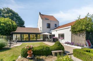 In de rustig gelegen Schreiboomstraat te Rollegem/Kortrijk vinden we deze landelijke gezinswoning te koop. Al bij het oprijden van de toegansweg ervaar je meteen een gevoel van privacy. De oprit voor de woning biedt plaats voor meerdere wagens, maar daarnaast beschikt de woning ook over een dubbele garagebox. Wat bij aankomst meteen opvalt, zijn de adembenemende, groene vergezichten die de woning omringen en zorgen voor een instant vakantiegevoel aan huis.<br /><br />Bij binnenkomst word je verwelkomd in een gezellige leefruimte die reeds een mooie opfrissing heeft ondergaan. Aansluitend op deze living bevindt zich de sfeervolle veranda. In deze lichtrijke ruimte is het zalig vertoeven met zicht op de buitenomgeving. De keuken vormt de centrale spil van het gelijkvloers en verbindt de leefruimtes vlot met de badkamer. Daarnaast beschikt de woning over een praktische kelder, ideaal als extra berging. De vaste trap brengt je naar de eerste en tweede verdieping, waar zich vier volwaardige slaapkamers bevinden.<br /><br />Verder is de woning voorzien van een airco, zonnepanelen geplaatst in 2021 en een recente verwarmingsketel. <br /><br />Het potentieel binnenin is groot, maar de allergrootste troeven bevinden zich ongetwijfeld rondom de woning. De uitgestrekte tuin is voorzien van prachtige, volwassen bomen en biedt een ongeziene combinatie van absolute rust, maximale privacy en een eindeloos groen panorama.<br /><br />Benieuwd naar meer? <br />Contacteer Yoshi Vandeginste (0474/495038) of Valentine Duquesne (0493/253262).<br /><br />Dit pand is onderworpen aan de renovatieverplichting van de Vlaamse overheid voor residentiële gebouwen (behoudens bij sloop binnen 5 jaar na de aankoop). Consulteer voor meer informatie de website van het Vlaams Energie- en Klimaatagentschap via https://www.vlaanderen.be/een-woning-kopen/renovatieverplichting-voor-residentiele-gebouwen<br /><br />Bestuursmaatregelen in het maatregelenregister: nee