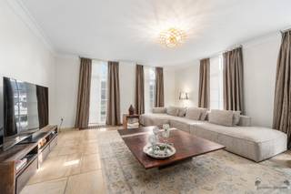 <p><span> </span></p><p><span>Prachtige villa op een perceel van 1.500m² in het groene Sint-Job.</span></p><p><span> </span></p><p><span>In een rustige en gegeerde villawijk, nabij het centrum van Sint-Job en met een vlotte verbinding naar belangrijke verbindingswegen, bevindt zich deze indrukwekkende villa.</span></p><p><span>Dit exclusieve woonhuis combineert elegantie, ruimte en hedendaags comfort op een schitterend perceel van 1.500m². </span></p><p><span>Het royale perceel biedt een uitzonderlijk gevoel van vrijheid en privacy, ideaal voor wie op zoek is naar rust zonder in te boeten aan bereikbaarheid.</span></p><p><span> </span></p><p><span>Bij binnenkomst wordt u verwelkomd in een lichte en uitnodigende hal met een elegante trap naar de bovenverdieping. De riante leefruimte met drie aparte zithoeken straalt openheid en gezelligheid uit en vormt het hart van de woning.</span></p><p><span>De moderne, goed uitgeruste keuken met kookeiland is ideaal voor koken en gezinsbijeenkomsten. Aansluitend bevindt zich een praktische bijkeuken, een aparte bureauruimte alsook de dubbele garage met toegang tot de kelder.</span></p><p><span> </span></p><p><span>Op de eerste verdieping bevinden zich vier volwaardige slaapkamers en twee stijlvolle badkamers. </span></p><p><span> </span></p><p><span>Het eigendom beschikt over een schitterende recent vernieuwde tuin waar u volop kunt genieten van rust en natuur. Het hoogtepunt is het verwarmd zwembad voorzien van zonneterras, perfect voor ontspanning en zomerplezier.</span></p><p><span>Dit is een uitzonderlijke villa voor wie op zoek is naar luxe, ruimte en een exclusieve aangename leefstijl in een groene omgeving nabij Sint-Job.</span></p>
