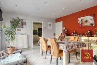 Deze rustig gelegen woning in Aspelare biedt een aangenaam uitzicht op het omliggende groen en beschikt over een EPC-label C.Op het gelijkvloers...