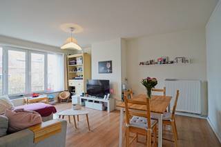 Gezellig en lichtrijk appartement te huur in het hart van Merksem. Dit instapklare appartement biedt comfortabel wonen op een centrale ligging. Het beschikt over een ruime leefruimte met veel natuurlijke lichtinval en een vernieuwde keuken. Verder zijn er twee volwaardige slaapkamers, een functionele badkamer, een terras aan de achterzijde en twee praktische bergingen. Gelegen nabij winkels, openbaar vervoer en alle voorzieningen.<br />Huurprijs: 845 EUR + 50 EUR kosten waterverbruik<br />Referentie: 5608