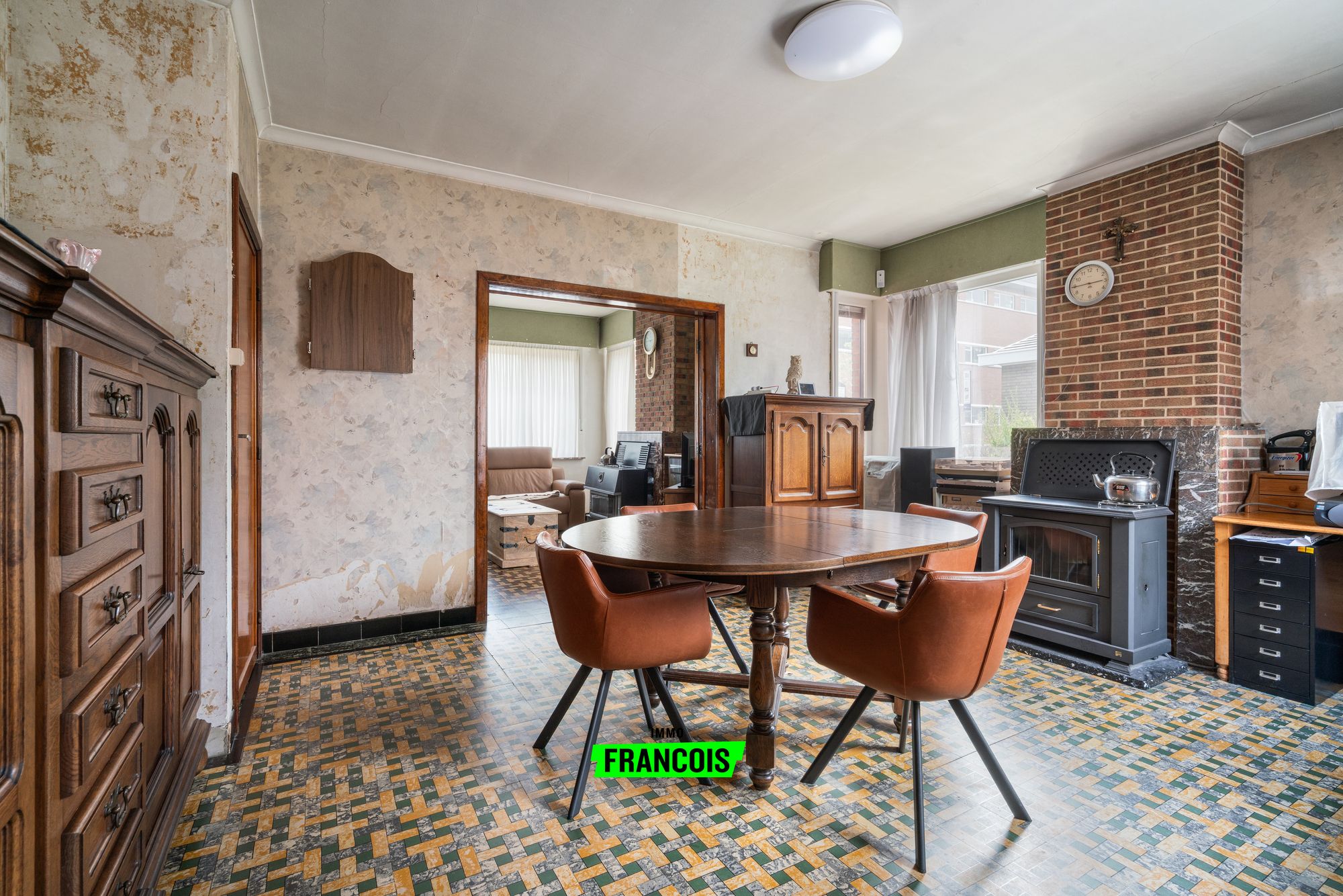 Karaktervolle woning met renovatiemogelijkheden nabij het centrum van Maldegem. - foto 3