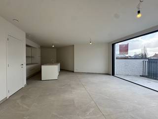 Een landelijke setting, moderne uitstraling en hoogwaardige materialen, dat is het minste wat je van residentie Michel &amp; Maurice mag verwachten. Dit nieuwbouwproject in het hartje van Wielsbeke zal heel wat puntjes op je verlanglijstje afvinken. Of je nu op zoek bent naar een startersflat, een gezinswoning of een goede investering, je vindt het hier. De residentie biedt zowel één-, twee- als drieslaapkamerappartementen waarin praktisch wooncomfort centraal staat. Alle flats beschikken over een mooi zonneterras met zicht op de gezellige binnentuin, het kloppend hart van de residentie. De ideale plek om je buren te ontmoeten en zwoele zomeravonden door te brengen.<br /><br />De open indeling geeft elk appartement een erg ruimtelijk gevoel. Ben je een eerder een stadsmens? Ga dan voor een appartement aan de Rijksweg en volg wat er leeft in Wielsbeke, zelfs vanuit je luie stoel. Heb je het meer voor rust en ruimte? Dan zal het weidse uitzicht van de appartementen in de Molenstraat je zeker charmeren.<br /><br />In residentie Michel &amp; Maurice is er voor elk wat wils!<br /><br />Ontdek het zelf en vraag hier verdere info aan.