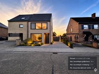 <p><span>Op zoek naar een ruime bouwgrond om uw droomwoning te realiseren? In de Hullekenstraat 174 te Dendermonde bevindt zich dit aantrekkelijk perceel van </span><span>729 m² (7a 29ca)</span><span>, geschikt voor het bouwen van een halfopen bebouwing.</span></p><p><span>Dankzij de ruime perceeloppervlakte en de mooie diepte biedt deze bouwgrond tal van mogelijkheden voor het realiseren van een comfortabele gezinswoning met een ruime tuin.</span></p><p><span>Bouwmogelijkheden:</span></p><ul><li><span>Maximale bouwbreedte: 6 meter</span></li><li><span>Maximale bouwdiepte gelijkvloers: 18 meter</span></li><li><span>Maximale bouwdiepte eerste verdieping: 12 meter</span></li><li><span>Minimale bouwvrije zijstrook: 3 meter</span></li></ul><p><span>Deze bouwmogelijkheden laten toe om een ruime woning te realiseren met een maximale bouwoppervlakte van 108 m² op het gelijkvloers en 72 m² op de eerste verdieping.</span></p><p><span>Het perceel biedt bovendien voldoende ruimte voor een aangename tuin waar u in alle rust kunt genieten van het buitenleven.</span></p><p><span>Een interessante opportuniteit voor wie op zoek is naar een bouwgrond met mooie mogelijkheden in Dendermonde.</span></p><p><span>Voor meer informatie:</span><span> alexander@immorobert.be of 052 89 50 99 </span></p>