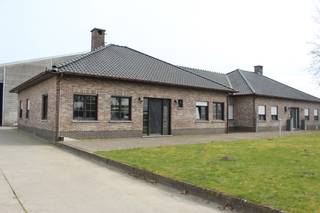 Magazijn / atelier / loods in Malle met een oppervlakte van 1500m².Strategisch goed gelegen in het bedrijventerrein te Westmalle. Deze locatie is...