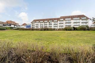 <p>Appartement avec jardin situé dans une résidence de villas recherchée, le long de la digue piétonne du Zoute.</p>
<p>Disposition : hall d’entrée avec vestiaire et toilette invités, spacieux et lumineux séjour avec accès direct à la terrasse orientée plein sud et au jardin, cuisine entièrement équipée. L’appartement dispose également de deux chambres et de deux salles de bains.</p>
<p>Cave privative et local à vélos commun.</p>
<p>Possibilité d’acquérir un garage box fermé dans la résidence.</p>