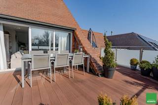 Schitterend penthouse appartement met 2 slaapkamers en groot zuidgericht terras aan de Groentenmarkt.Indeling:Inkomhall met vestiaire en aparte...