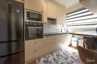 Bent u op zoek naar een stijlvol afgewerkt appartement waar u zonder zorgen uw intrek kan nemen? Dan is dit prachtige appartement op de derde verdieping aan de Graanstraat 3 precies wat u zoekt. In 2030 zal u op een wandelafstand zijn van een nieuw aangelegd park.<br />Via de ruime inkomhal bereikt u de lichtrijke woonkamer, die dankzij de grote raampartijen baadt in natuurlijk licht en voldoende plaats biedt voor een gezellige zithoek en eetruimte. Aansluitend bevindt zich de moderne, volledig ingerichte keuken met alle nodige toestellen.<br />Het appartement beschikt over twee volwaardige slaapkamers, waarvan de master bedroom toegang geeft tot een aangenaam terras waar u in alle rust van de buitenlucht kan genieten.<br />De badkamer werd smaakvol vernieuwd en is uitgerust met een ruime inloopdouche en modern badkamermeubel. Daarnaast is er een afzonderlijk gastentoilet en een praktische berging met aansluiting voor wasmachine en droogkast.<br />De warme parketvloer, stijlvolle verlichting en verzorgde afwerking zorgen voor een eigentijdse en huiselijke sfeer doorheen het volledige appartement.<br />Als absolute meerwaarde beschikt dit appartement over een ruime privatieve garage, ideaal voor uw wagen, fietsen en extra opslagruimte.<br />Kortom, een instapklaar appartement met alle comfort, gelegen op een gunstige locatie nabij winkels, openbaar vervoer, scholen en belangrijke invalswegen. Ideaal voor wie op zoek is naar comfortabel wonen met extra bergruimte en parkeergelegenheid.<br />Vaste kosten: €550/3maanden of €183,33 per maand omvat syndicus; verwarming, water, onderhoud gemene delen, lift, tuinen, ...<br />De beschikbare documenten kan u terugvinden via de downloads op onze website.<br />Voor meer informatie kan u terecht op www.hansvastgoed.com of contact opnemen via info@hansvastgoed.com of +32 3 366 05 30.