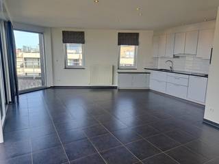 Magnifique appartement situé en plein centre-ville, dans la résidence Walter Vilain.<br />Agencement : entrée avec penderie encastrée et meuble à chaussures, toilettes séparées et vidéophone.<br />Spacieux salon avec cuisine ouverte. Débarras avec branchements pour lave-linge et sèche-linge.<br />De plus, l'appartement dispose d'une GRANDE terrasse sur le toit de pas moins de 75 m², accessible depuis le salon et les 3 chambres. Il y a une grande chambre avec possibilité de mettre un lit double et une grande armoire. Deux chambres pouvant accueillir des lits superposés, avec des armoires encastrées. Salle de bains spacieuse avec douche à l'italienne et WC. Meuble de salle de bains avec placard séparé. <br />Possibilité de louer un garage spacieux au niveau -2, accessible par ascenseur pour voitures