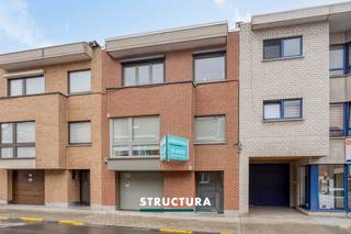 Bent u op zoek naar een ruime, perfect onderhouden woning waar comfort, energiezuinigheid en hoogwaardige afwerking hand in hand gaan? Dan zal deze prachtige gezinswoning in Wemmel u meteen weten te bekoren. Met een bewoonbare oppervlakte van maar liefst ca. 244 m² biedt deze instapklare woning alle ruimte voor een gezin, gecombineerd met een stijlvolle inrichting en duurzame technieken. De lichtrijke leefruimte met design ingemaakte kasten, de moderne keuken, vier slaapkamers en de onderhoudsvriendelijke westgerichte tuin maken van deze woning een unieke opportuniteit. Bovendien geniet u van een EPC-label A, zonnepanelen en rolluiken in de slaapkamers. Indeling- Bij het betreden van de woning komt u terecht in een ruime inkomhal met gastentoilet. Op het gelijkvloers bevinden zich verder een praktische berging, wasplaats en een ruime garage met plaats voor 2 wagens. Vanuit de wasplaats heeft u toegang tot de onderhoudsvriendelijke tuin.- De eerste verdieping vormt het hart van de woning met een indrukwekkende leefruimte voorzien van maatwerk en design ingemaakte kasten. Aansluitend bevindt zich de ruime eetplaats met directe toegang tot het overdekte terras en de westelijk georiënteerde tuin. De volledig uitgeruste open keuken met centraal eiland sluit naadloos aan op de leefruimte. Verder beschikt deze verdieping over een open bureau, ideaal voor thuiswerk.- Op de tweede verdieping bevinden zich vier slaapkamers van respectievelijk ca. 16,5 m², 12,5 m², 10 m² en 8,5 m², evenals een ruime badkamer en afzonderlijk toilet.Karakteristieken- EPC-label A – uiterst energiezuinig- Zonnepanelen aanwezig- Volledig instapklaar- Hoogwaardige en stijlvolle afwerking- Prachtige parketvloeren- Rolluiken in de slaapkamers- West georiënteerde tuin met weinig onderhoud- Vrij bij akte- Bestuursmaatregelen in het maatregelenregister: neeDeze uitzonderlijk verzorgde woning combineert ruimte, luxe en energiezuinig wonen op een uitstekende manier. Dankzij de hoogwaardige afwerking, de royale leefruimtes en de gunstige westoriëntatie geniet u hier elke dag van optimaal wooncomfort. Een woning die u zonder enige renovatie meteen kan betrekken en die klaar is voor de toekomst. Contacteer Structura vandaag nog voor een bezoek en ontdek zelf alle troeven van deze unieke eigendom via 02 460 80 46 of info@structura.be