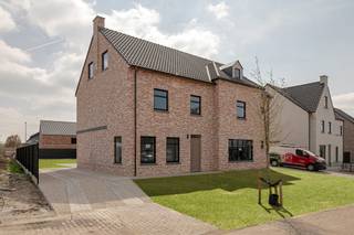 Deze prachtige A+ villa op een perceel van 403m² combineert een landelijke en moderne stijl en is leuk gelegen: in een doodlopende autoluwe...