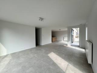 Op wandelafstand van het centrum van Diksmuide bevindt zich dit appartement met 2 slaapkamers en 2 zeer grote terrassen. Door zijn centrale ligging bevinden diverse lokale handelaars, grootwarenhuizen, horeca-aangelegenheden en het openbaar vervoer zich allen op wandelafstand.<br /><br />Dit lichtrijk appartement wordt betreden via de gemeenschappelijke inkomhal waar ook de brievenbussen terug te vinden zijn. Via de inkomhal met apart gastentoilet komt men in de lichtrijke leefruimte. Hier bevindt zich ook de open keuken die voorzien is van een combi-oven, vitro-keramische kookplaat, dampkap, koelkast, vaatwasmachine en een spoelbak (AEG toestellen). Verder zijn er 2 slaapkamers, een badkamer voorzien van een lavabo en inloopdouche en tevens 2 ruime bergruimtes waar tevens ook alle technieken toekomen. <br /><br />Dit rustig gelegen appartement beschikt over 2 terrassen van 32 en 8 m².<br /><br />Vervolgens heb je ook nog een gemeenschappelijke fietsenberging.<br /><br />Parkeerplaats: €50/maand<br /><br />Gemeenschappelijke lasten: €50/maand<br /><br />Beschikbaar vanaf: overeen te komen.<br /><br />