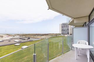 <p><strong>De Panne: Studio met frontaal zeezicht en terras</strong></p>
<p>Deze op te frissen/te moderniseren studio, gelegen in de goed onderhouden residentie <em>Neptunus</em>, combineert een slimme indeling met een uitzonderlijk uitzicht over zee. Ideaal voor wie op zoek is naar een tweede verblijf of een interessante investering. De studio bevindt zich op de eerste verdieping en wordt aangeboden met een kelderberging, met bovendien de mogelijkheid tot aankoop van een privatieve ondergrondse parkeerplaats.</p>
<p><br /><strong>Indeling:</strong><br />Inkomhal met praktische slaaphoek, badkamer voorzien van douche en toilet, en een lichtrijke woonkamer met open keuken die toegang geeft tot een volwaardig terras met panoramisch zeezicht.<br /> </p>
<p><strong>Troeven:</strong><br />• Volwaardig terras met frontaal zeezicht<br />• Slim ingerichte slaaphoek met opklapbed voor optimale ruimtebenutting<br />• Gelegen in een verzorgde residentie<br />• Mogelijkheid tot aankoop van een ondergrondse parkeerplaats<br /> </p>
<p>Meer informatie of een bezoek aanvragen? Contacteer Frederick via 058/22.41.70.</p>