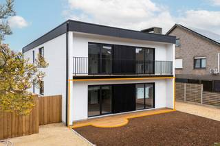 Dit ruim, luxueus afgewerkte appartement is gerenoveerd met oog voor detail, waarbij telkens een stap verder is gezet dan “de standaard”.Dankzij de...