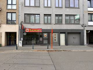 Dit handelsgelijkvloers is klaar om uw nieuwe zaak te vestigen. Dit handelspand heeft een mooie bruikbare vloeroppervlakte van 126m² (volgens EPC)...