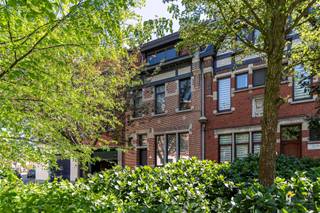 <p><span>De Neufstraat 6 - Deurne</span></p><p><span> </span></p><p><span>Maison de caractère (… m²) avec 3 chambres et jardin de ville orienté sud (40 m²) à Deurne.</span></p><p><span>Cette maison spacieuse au charme authentique est située à deux pas du Rivierenhof. Grâce à la proximité des stations de bus, de tram et de vélo et à l'accès facile à l'autoroute, vous bénéficiez ici d'une excellente accessibilité. Une combinaison idéale de tranquillité, de verdure et de mobilité.</span></p><p><span>La façade de caractère donne immédiatement le ton. En 2011, le rez-de-chaussée, y compris la cuisine, a été entièrement rénové et la façade avant a également été rafraîchie. En outre, le toit principal et le toit plat ainsi que la façade arrière ont été isolés et les fenêtres du rez-de-chaussée ont été rénovées. La chaudière date de 2010. Le couloir, une chambre et la salle de bains offrent encore la possibilité d'être modernisés à votre goût — parfait pour lui donner votre touche personnelle.</span></p><p><span>Vous entrez dans le spacieux hall d'entrée et d'escalier avec des toilettes séparées pour les invités. Au fond se trouve la cuisine entièrement équipée, qui s'intègre parfaitement dans le salon, l'ensemble représentant une surface impressionnante de 54 m². La lucarne au-dessus de la salle à manger apporte une lumière agréable. A côté se trouve une pièce de rangement/buanderie très pratique (5 m²).</span></p><p><span>Le jardin de ville d'environ 40 m², orienté au sud, est un véritable atout. — est un endroit confortable où l'on peut profiter du soleil.</span></p><p><span>Au premier étage se trouvent deux chambres spacieuses de 16 m² et 22 m², dont l'une peut encore être aménagée. L'étage supérieur abrite la salle de bains (11 m²) et la troisième chambre (18 m²), avec la possibilité de transformer le débarras adjacent (4 m²) en dressing.</span></p><p><span>Enfin, la propriété dispose également d'une cave sèche.</span></p><p><span>Vous recherchez une maison de caractère avec de l'espace et du potentiel dans un emplacement de choix proche de la verdure ? Ne manquez pas cette opportunité ! Surface habitable … m² ref : surface brute de plancher. Pour plus d'informations ou une évaluation gratuite, visitez </span><span><span>www.hansimmo.be</span></span></p><p><span> </span></p>