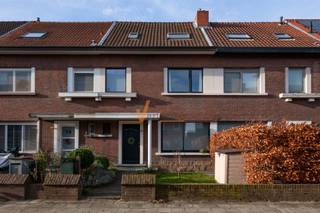 In een rustige woonstraat op korte afstand van winkels, scholen en openbaar vervoer vind je deze verzorgde rijwoning met mooie ruimtes,...