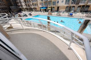 Bent u op zoek naar een ruim appartement op een toplocatie aan de Belgische kust? Dan is dit verzorgde duplex appartement in Mariakerke precies wat u zoekt! Gelegen op slechts enkele stappen van het strand bevindt deze residentie zich in een rustige en aangename omgeving, met als absolute troef een <strong>verwarmd openluchtzwembad</strong> en een <strong>zuidgerichte gemeenschappelijke binnentuin</strong>, waar u de hele dag in alle rust van de zon kunt genieten.<br />Het appartement is gelegen op de <strong>eerste en tweede verdieping</strong> en beschikt over maar liefst <strong>drie terrassen</strong>, waardoor u op elk moment van de dag kunt genieten van het buitenleven.<br /><strong>Indeling:</strong><br /><strong>Eerste verdieping:</strong>
<ul>
<li><span>Inkomhal met apart gastentoilet </span></li>
<li><span>Lichtrijke woonkamer met eet- en zithoek en een mooi uitzicht op het verwarmde zwembad </span></li>
<li><span>Schuifraam dat uitgeeft op het eerste terras met zicht op het zwembad </span></li>
<li><span>Open keuken, uitgerust met de nodige elektrische toestellen </span></li>
</ul>
<strong>Tweede verdieping:</strong>
<ul>
<li><span>Ruime slaapkamer met schuifraam naar het tweede terras met uitzicht op het zwembad </span></li>
<li><span>Praktische slaaphoek voorzien van een stapelbed </span></li>
<li><span>Via een openklapbaar raam bereikt u het derde, ruime zonneterras waar u in alle privacy kunt genieten van de buitenlucht </span></li>
</ul>
Bovendien beschikt het appartement over een <strong>privatieve berging</strong> in het gebouw. Er is eveneens een <strong>gemeenschappelijke fietsenberging</strong> aanwezig. Wie extra comfort wenst, kan bovendien een <strong>garage in het gebouw</strong> aankopen.<br /><strong>Troeven</strong>
<ul>
<li><span>Duplex appartement </span></li>
<li><span>3 terrassen </span></li>
<li><span>Verwarmd openluchtzwembad </span></li>
<li><span>Zuidgerichte gemeenschappelijke binnentuin </span></li>
<li><span>Op wandelafstand van het strand en de Zeedijk </span></li>
<li><span>Ruime slaapkamer en extra slaaphoek </span></li>
<li><span>Privatieve berging inbegrepen </span></li>
<li><span>Mogelijkheid tot aankoop van een garage </span></li>
<li><span>Gemeenschappelijke fietsenberging </span></li>
<li><span>Ideaal als vaste woonst, tweede verblijf of investering </span></li>
</ul>
Interesse in dit ruime duplex appartement op een uitstekende locatie in Oostende-Mariakerke? Contacteer ons vandaag nog voor meer informatie of een bezoek ter plaatse. Ontdek zelf de unieke combinatie van ruimte, comfort en een echte vakantiesfeer!<br />