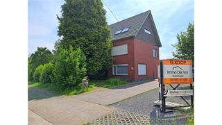 Een ruime te renoveren woning met een afgewerkte zolderverdieping bestaande uit een woonkamer, ingerichte keuken, 1 slaapkamer, badkamer,...