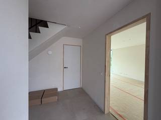Deze woning (halfopen bebouwing) biedt een praktische indeling en alle ruimte voor comfortabel wonen.<br /><br />Energetisch top en maximaal wooncomfort: dankzij zonnepanelen en geothermische warmtepompen geniet u van energiezuinig wonen, met aangename (vloer)verwarming in de winter én natuurlijke (vloer)koeling in de zomer.<br /><br />Bij het binnenkomen kom je in de inkomhal, met toegang tot de technische berging, het gastentoilet én de berging/wasplaats aanpalend aan de keuken. Verder bevindt zich de leefruimte met open keuken. Vanuit de leefruimte heb je rechtstreeks toegang tot het terras en de tuin.<br />Op de bovenverdieping bevinden zich vier slaapkamers en een badkamer, uitgerust met een toilet, douche, ligbad en dubbele lavabo. Daarnaast is er nog een extra technische berging aanwezig.<br /><br />Buiten beschik je over een eigen parkeerplaats en een buitenberging.<br /><br />De woning is vlot bereikbaar via zowel de Gentsebaan (N60) als de Arboretumstraat.<br />Allerhande voorzieningen (winkel, bakker, tankstations, apotheek, ...) in de directe omgeving.<br /><br />Goed om weten: de verhuurder is een vennootschap, wat betekent dat een (zelfstandige) huurder de huur deels als beroepskost kan inbrengen.