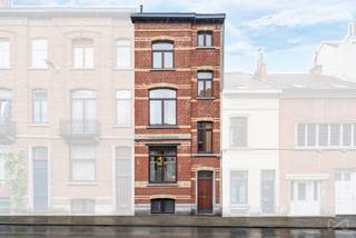<p><strong><span>Infos &amp; visites – 02 315 51 71</span></strong></p>
<p><span>Idéalement située à Schaerbeek, cette maison offre un énorme potentiel, aussi bien pour une grande famille que pour un projet d’investissement.</span></p>
<p><span>Le bien se compose actuellement de plusieurs espaces de vie répartis sur différents niveaux, avec un séjour lumineux, une cuisine indépendante, plusieurs salles d’eau, de nombreuses chambres et un agréable espace extérieur avec terrasse.</span></p>
<p><span>Grâce à sa configuration, la maison se prête parfaitement à un projet de colocation, coliving ou création de chambres étudiantes, offrant un excellent rendement locatif potentiel pour investisseurs.</span></p>
<p><span>Les différents étages permettent une organisation pratique et flexible des espaces, avec des chambres bien séparées et des espaces communs agréables pour la vie au quotidien.</span></p>
<p><span>Situé dans un quartier dynamique et recherché, à proximité immédiate des commerces, transports en commun, écoles, universités et institutions européennes, le bien bénéficie d’un emplacement stratégique avec un accès rapide au centre de Bruxelles.</span></p>
<p><span>Une opportunité rare offrant de nombreuses possibilités, à visiter rapidement !</span></p>