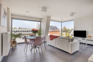 De lichtrijke living is hier top ...<br /><br />Dit appartement is gelegen in een appartementsblok op een boogscheut van het centrum van Wevelgem. Direct valt de eigentijdse uitstraling op. <br />Het appartement bevindt zich op de tweede verdieping van dit kleine en rustige appartementsgebouw.<br />In de leefruimte bieden de ramen over de volledige breedte enorm veel daglicht. De open keuken is modern en smaakvol ingericht (kookplaat, dampkamp, combi-oven, ijskast en vaatwasmachine). Vanuit de leefruimte kunnen we het terras aan de straatkant bereiken. Dit terras is heel stijlvol met glazen balustrade. Het is hier heel aangenaam verpozen. Verder komen we vanuit de nachthal in de badkamer met douche en wastafel. Er is ook toegang tot een apart toilet en 2 slaapkamers. Vanuit de achterste slaapkamer kunnen we ook hier terug een terras met ingemaakte kasten betreden. De rolgordijnen en de mooie lichtarmaturen doorheen het appartement zorgen voor de 'finishing touch'.<br />Er hoort ook een garagestaanplaats bij het appartement en er is een lift aanwezig in het gebouw. <br /><br />Dit appartement is zeker het bezoeken waard!