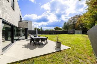 <p>Energiezuinig en instapklare villa, bouwjaar 2022, met 3 slaapkamers en zuidgerichte tuin! <br /><br />Indeling GLV: royale open inkomhal; apart gastentoilet; open leefruimte met gezellige gashaard en airco, achteraan volledig raampartijen met zicht op de tuin; geïnstalleerde keuken; wasplaats bevat aansluiting voor WM/DK en zij-ingang. <br /><br />1V: open vide; apart toilet; slaapkamer nummer 1 op parket, ingericht als hobbykamer; masterbedroom op parket met inloopdressing en airco; luxueuze badkamer met inbouwkraanwerk, dubbele lavabo, toilet, vrijstaand bad en inloopdouche; slaapkamer nummer 3 op parket en airco. <br /><br />Aangelegde oprit met voorziening voor laadpaal; prachtig aangelegd zuidgericht terras; omheinde tuin met tuinhuisje. <br /><br />Algemeen: <br />- EPC label A (vloerverwarming op gas, zonnepanelen, etc) <br />- Screens op zonnekant <br />- Regenwaterrecup<br /><br />Bekijk zeker de 360° rondgang via onze website (+ mogelijkheid tot opmeten en ontmeubelen).<br />Alle attesten zijn beschikbaar onderaan op onze website. <br />Voor meer info of een bezoek: 0472 22 22 44 of thanee@solittvastgoed.be.</p>