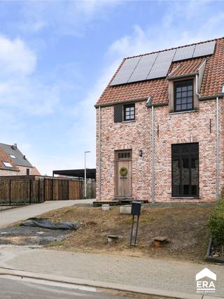 Deze energiezuinige pastorijwoning (bouwjaar 2022, EPC-label A) bevindt zich in een aangename nieuwbouwwijk in Hoeselt, waar een rustige...