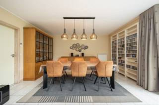 <h2><span>Ruime open bebouwing op prachtig perceel in Ranst – Oude Vaartstraat 15</span></h2><p><span>Ontdek deze charmante open bebouwing in een groene en kindvriendelijke buurt te </span><span>Ranst</span><span>.<br />Deze woning biedt alles wat je zoekt: </span><span>ruimte, privacy, en potentieel</span><span> – perfect voor wie op zoek is naar een warme thuis met karakter én mogelijkheden.</span></p><h3><span>Troeven:</span></h3><ul><li><span>Ruim perceel</span><span> met prachtige tuin – ideaal voor gezinnen of tuinliefhebbers</span></li><li><span>Vrijstaande woning</span><span> met veel natuurlijke lichtinval</span></li><li><span>4 slaapkamers</span><span>, waarvan 3 dubbelbedwaardige</span></li><li><span>Lichtrijke leefruimte</span><span> met gezellige zithoek en eetplaats</span></li><li><span>Inpandige garage + oprit met meerdere staanplaatsen</span></li><li><span>Grote tuin met terras</span><span> </span></li><li><span>Locatie</span><span>: dicht bij winkels, scholen en invalswegen (E313 – Antwerpen/Lier)</span></li><li><span>Mits kleine investering: </span><span>EPC B </span><span>(EPC-simulatie)</span></li></ul><p><span> </span></p><h3><span>Indeling</span><span>:</span></h3><p><span>Gelijkvloers:</span></p><p><span>Lichtrijke leefruimte met aanpalende keuken en extra bergruimte. <br />2 slaapkamers.<br />Badkamer met bad, douche, lavabomeubel en toilet.</span></p><p><span>Eerste verdieping:</span></p><p><span>2 zeer ruime kamers met overloop.</span></p><p><span> </span></p><p><span>Vrijblijvend advies met gratis schatting? Aarzel niet ons te contacteren. </span></p><p><span> </span></p><p><span>Chiara Cop<br /><span>Chiara@Home4you.be</span></span><span> <br />+32 475 34 05 70<br />7/7 Bereikbaar <br /> </span></p>