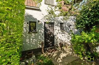 Deze open bebouwing is gelegen in een rustige en residentiële wijk in Lovendegem, met een vlotte verbinding naar Gent en omringende...