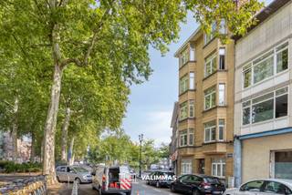 VALIMMAS verkoopt dit mooi gelegen en verzorgd appartement met terras en 2 kelders....    

Gelegen op de derde verdieping in een kleinschalig gebouw, en omvattende een living, een ingerichte open keuken, een ruime slaapkamer met toegang tot het terras, een badkamer met douche, en een toilet. Tevens 2 kelders inbegrepen in de prijs.    

Momenteel verhuurd sedert 01/11/2022 mits € 916,82/maand + € 80 lasten, opzeg voor eigen bewoning mogelijk mits opzegperiode van 6 maanden.   

Mooie ligging op de hoek met de Voltairelaan, in de nabijheid van het Josafatparkt. Diverse winkels, scholen en bus- en tramhaltes binnen wandelafstand...    