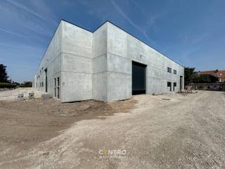 Nieuwbouw KMO-unit met een oppervlakte van 448m². Perfect gelegen op slechts 500m van de N9 en een vlotte verbinding naar de expressweg!<br /><br /><u><strong>Bijzonderheden:</strong></u><br />- Onmiddellijk beschikbaar bij akte!<br />- 6m VRIJE hoogte.<br />- Automatische sectionaalpoort + afzonderlijke toegangsdeur.<br />- Lichtstraat met rookluiken.<br />- Regenwaterpomp aanwezig.<br />- Zekeringkast aanwezig.<br />- Voldoende manoevreerruimte.<br />- Opslagruimte geschikt voor verschillende doeleinden.<br />- Polybetonvloer.<br />- Casco.<br />- <strong>Kleinere en grotere </strong>oppervlaktes beschikbaar.<br />- Inrichten van kantoorruimte is mogelijk dankzij de ramen.<br />- Tevens INTERESSANT als belegging!<br />- Mogelijkheid tot aankoop van parking.<br /><br />De loods maakt deel uit van het gloednieuwe project 'ZONE CENTRUM'. Zeer geschikt voor eigen gebruik en INTERESSANT als belegging! Aarzel niet ons te contacteren voor verdere info en/of een bezoek ter plaatse: 050/70 01 02 - nicolas@centro.be.
