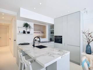 Dit 3-slaapkamerappartement onderging een grondige metamorfose met kwaliteitsvolle materialen en is gelegen in een zijstraat van de Zeedijk-Het Zoute, vlakbij het bruisende centrum van Knokke.<br /><br />Het appartement is als volgt ingedeeld: inkomhal met gastentoilet en vestiaire, volledig geïnstalleerde open keuken, leefruimte met zit- en eethoek, twee slaapkamers voorzien van een dubbel bed en ingemaakte kasten, een derde slaapkamer met stapelbed, eveneens voorzien van ingemaakte kasten (de twee volwaardige slaapkamers geven uit op het achterterras), en een badkamer met inloopdouche, dubbele lavabo en toilet.<br /><br />De meubels zijn inbegrepen in de prijs.<br /><br />Voor een bezoek of meer informatie: 050 60 99 70 of info@immodenil.be