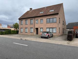 Gelijkvloers appartement met 2 slaapkamers, berging en 2 autostaanplaatsen.Het appartement beschikt over een ruime en lichtrijke woonkamer met open...