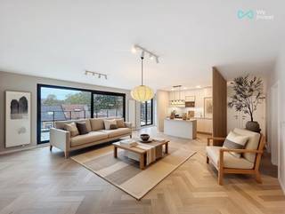 We Invest Brussel-Europa stelt u dit prachtige gerenoveerde penthouse van 95 m² voor met 2 grote zuidgerichte terrassen, gelegen op de 3e en...