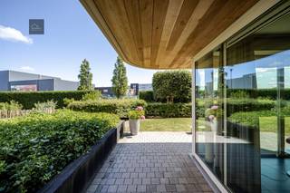 INSTAPKLAAR RUIM GELIJKVLOERSAPPARTEMENT MET TUIN, TERRAS, BERGING  & STAANPLAATS – TOPLIGGING IN MIDDELKERKEOntdek dit prachtig lichtrijk...