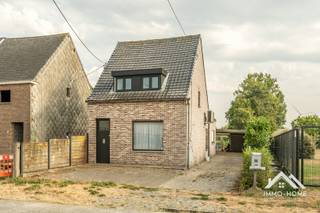 Deze nog verder af te werken woning ontvangt je in een compacte inkomhal, en zo kom je verder tot in een ruime leefruimte. De aanpalende keuken is reeds grotendeels volledig vernieuwd (afwerkingsmaterialen zijn aanwezig), en via een achterhalletje komen we tot in de badkamer met douche. In de keuken beschik je over een handige opbergruimte. Op de eerste verdieping vinden we de enige slaapkamer terug. Deze heeft rondom zicht op de landelijke omgeving, en een dressing vormt hier een mooie bonus. Op het einde van de lange oprit naast de woning is er een grote carport aanwezig, waardoor er plaats is voor meerdere wagens. Achter de woning kun je genieten van het buitenleven in een ruime tuin, met uitzicht op de landelijke omgeving. Deze woning is een mooie opportuniteit voor handige Harry's, die nog enkel werk moeten maken van de verdere afwerking om van deze woning een mooie thuis te maken. In alle leefvertrekken is airco aanwezig. Bezoekdag 29/08: Inschrijven via mail naar tommy@immo-home.be, geen telefonische inschrijvingen! Volg ons op Fb en Insta. Voor meer info: www.immo-home.be. GRATIS SCHATTING & GRATIS FINANCIEEL ADVIES