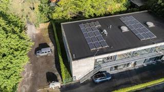 <strong>Verkoop uitsluitend via een aandelentransactie. De waarde van de aandelen werd vastgesteld op € 460.000. De onderliggende vastgoedwaarde ligt hoger.</strong><br /><br /><strong>Karaktervol atelier, kantoor en/of opslagruimte van 300 m², verdeeld over twee niveaus van telkens 150 m².</strong><br /><br />Deze polyvalente ruimtes maken deel uit van een karaktervol industrieel gebouw (BJ 2009) met een beperkt aantal entiteiten in Sint-Amandsberg. De ligging in tweede bouwlijn garandeert een rustige, groene omgeving en biedt bovendien ruime parkeergelegenheid.<br /><br />De grote raampartijen zorgen voor een overvloed aan natuurlijk licht en bieden een mooi zicht op het omliggende groen. Dankzij de doordachte indeling lenen beide verdiepingen zich voor uiteenlopende invullingen, zoals kantoor, atelier, showroom of opslag.<br /><br />Beide verdiepingen zijn afzonderlijk toegankelijk. De gelijkvloerse ruimte beschikt tevens over een poort. De eerste verdieping is bereikbaar via zowel een buitentrap als een interne trap.<br /><br />Een belangrijke meerwaarde zijn de 17 zonnepanelen, in combinatie met een thuisbatterij en twee airco’s. Deze voorzieningen dragen bij aan aanzienlijk lagere energiekosten en een verhoogd comfort. Ook regenwater wordt gerecupereerd. <br /><br />Op de eerste verdieping werd een sfeervolle studio ingericht. Domiciliëring op dit adres is echter <u>niet</u> toegestaan!<br /><br />Er zijn vier bovengrondse parkeerplaatsen voorzien.<br /><br /><strong>Kortom, een ideale opportuniteit voor ondernemers, zelfstandigen en creatieve professionals die op zoek zijn naar een veelzijdige ruimte op een vlot bereikbare locatie nabij Gent.</strong><br /><br />Voor meer informatie, mail naar info@carloeggermont.be
