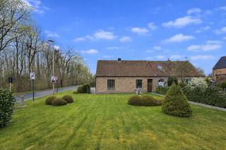 In het centrum van Maria-Aalter vinden we deze woning op wandelafstand van de winkels, het openbaar vervoer en de (nieuwe) school. Op negen...