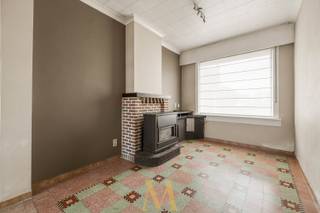 Deze ruime rijwoning met 4 slaapkamers en garage is gelegen op wandelafstand van het centrum van Waregem. Winkels, scholen en andere voorzieningen bevinden zich in de nabije omgeving. Ook het op- en afrittencomplex van de E17 is vlot bereikbaar.<br /><br />Bij het binnenkomen komt u terecht in de inkomhal, die toegang geeft tot de lichtrijke woonkamer. Aansluitend bevindt zich de uitgeruste keuken. Vanuit de keuken is er toegang tot de kelder, die extra bergruimte biedt. Op het gelijkvloers bevindt zich eveneens de badkamer met inloopdouche. Vanuit de woning heeft u toegang tot het zuidoostgerichte terras en de onderhoudsvriendelijke tuin, waar zich ook een praktisch bijgebouw bevindt. Achteraan beschikt de woning over een handige uitweg.<br /><br />Op de eerste verdieping bevinden zich drie slaapkamers. De tweede verdieping werd ingericht als een vierde, ruime slaapkamer. Daarnaast beschikt de woning over een kelder en een garage.<br /><br />Troeven:
<ul>
	<li>4 slaapkamers</li>
	<li>Garage</li>
	<li>Uitweg achteraan</li>
	<li>Centrale ligging op wandelafstand van het centrum van Waregem</li>
</ul>
<br />Interesse of een bezoek?<br />Contacteer Maxime Vanneste via 0498 44 78 00 of info@maximevanneste.be.