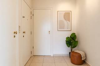 <p><span>Ruim duplexappartement met 3 slaapkamers, 2 badkamers en garagebox in Melsele</span></p>
<p><span>Op zoek naar een ruim appartement met het woongevoel van een woning? Dit instapklare duplexappartement in Melsele biedt maar liefst ca. 165 m² bewoonbare oppervlakte, verdeeld over 2 verdiepingen.</span></p>
<p><span>Op de 3de verdieping kom je binnen via de inkomhal met vestiaire en gastentoilet. De grote woonkamer sluit aan op het terras met zonneluifel. Verder vind je hier de keuken, een praktische wasberging en een 1ste ruime slaapkamer met ensuite badkamer.</span></p>
<p><span>De bovenverdieping beschikt over een bureau, 2 bijkomende slaapkamers en een 2de badkamer. Dankzij de 3 volwaardige slaapkamers en 2 badkamers is dit appartement bijzonder geschikt voor wie veel ruimte en comfort zoekt.</span></p>
<p><span>Extra troeven zijn de rolluiken op verschillende ramen, zonneluifel, conforme elektrische installatie en een privatieve garagebox met vernieuwde sectionale poort. Het appartement werd steeds zeer goed onderhouden en is onmiddellijk bewoonbaar.</span></p>
<p><br /><span>Een verrassend ruim duplexappartement op een centrale ligging in Melsele, ideaal voor wie appartementcomfort wil combineren met een uitzonderlijk grote bewoonbare oppervlakte.</span></p>
<p>Wij leiden je graag rond.</p>