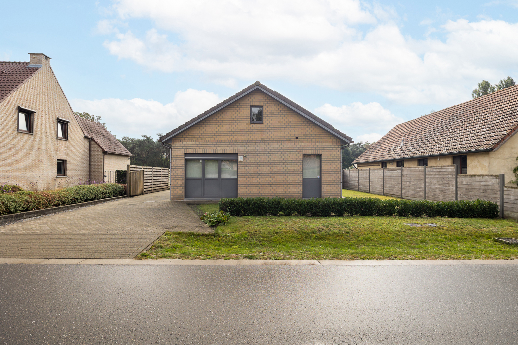 Laagbouwwoning met 3 slaapkamers, veranda, garage, zolder en prachtig open zicht in Wuustwezel. - foto 1