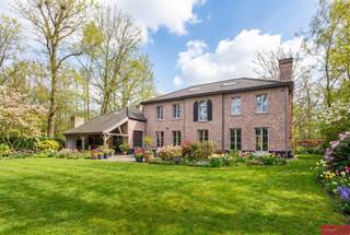 <p><span>Exclusief wonen in het groen van Schilde</span></p><p><span>In een gegeerde en aan het einde van een doodlopende straat in Schilde bevindt zich deze ruime en perfect onderhouden 'manoir' villa waar comfort, licht en privacy centraal staan. De woning biedt een riante woonbeleving, omgeven door groen en hedendaagse luxe.</span></p><p><span>Deze wijk wordt gekenmerkt door rust in een bosrijk gebied en grote percelen met veel privacy, wat ze uiterst gegeerd maakt.</span></p><p><span>De automatische poort met toegangscontrole geeft uit op de aangelegde oprit. </span></p><p><span>De ruime inkomhal is voorzien van een ingemaakte vestiairekast en een gastentoilet. Aansluitend bevindt zich een ingerichte bureauruimte met maatkasten, ideaal als praktijkruimte voor een vrij beroep, of als home-office. </span></p><p><span>De inkomhal geeft uit de opengewerkte leefruimtes op doorlopende parketvloer, van hieruit is een open zicht op de tuin dankzij de grote raampartijen. De riante zitruimte kreeg extra gezelligheid dankzij de gashaard.</span></p><p><span>Naast het eetgedeelte bevindt zich de moderne leefkeuken met stenen werkblad en kwaliteitsvolle toestellen: semi-professioneel fornuis (Falcon), Miele ovens en een wijnkoelkast. Van hieruit is er bovendien toegang tot een gezellig, overdekt terras.</span></p><p><span>Praktische ruimtes zoals berging, wasplaats en bijkeuken sluiten hier naadloos op aan. De dubbele garage met automatische poorten biedt plaats aan twee wagens en extra bergruimte.</span></p><p><span>Op de eerste verdieping bevinden zich vier volwaardige slaapkamers en twee badkamers. Het mastergedeelte werd uitgewerkt als een echte suite met slaapgedeelte, dressingruimte met ingemaakte kasten en een royale badkamer met ligbad, inloopdouche en dubbel lavabomeubel.</span></p><p><span>Daarnaast biedt een ruime polyvalente kamer tal van mogelijkheden: hobbyruimte, speelkamer voor de kids, thuisfitness etc. </span></p><p><span>De tweede verdieping vervolledigt het geheel met een ruime extra kamer die perfect dienst kan doen als hobbyruimte, bureau of nog als bijkomende, volwaardige slaapkamer.</span></p><p><span>Buiten geniet u van een riante tuin waar volwassen bomen en groenaanplanting zorgen voor optimale privacy. Twee aangelegde terrassen maken het plaatje compleet en laten u op elk moment van de dag genieten van het buitenleven.</span></p><p><span>In deze recente villa werd specifieke aandacht besteed aan duurzaamheid en energiezuinigheid zoals; volledige isolatie, hoogrendemends verwarmingsinstallatie, airco, wat resulteert in een zeer gunstige EPC-score. *De eerste 4 foto's zijn impressies bewerkt met AI!</span></p>