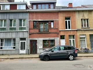 <strong>PLAN ONLINE UW BEZOEK VIA ONZE WEBSITE: www.immoboss.be</strong><br /><br />Deze ruime en lichtrijke dakstudio (59m<sup>2</sup>) is rustig gelegen met zicht op de Brugsevaart bevindt zich op de 2de verdieping. (geen lift aanwezig) <br />Indeling: ruime leefruimte met mezzanine, keuken, badkamer met ligbad, lavabo en toilet en aansluiting wasmachine.<br />Deze studio beschikt over centrale verwarming op aardgas.<br /><br />- Huurprijs: € 600/maand <br />- Aparte tellers EGW<br />- Onmiddellijk beschikbaar.<br />- EPC: 322 kWh/m². <br /><br /><strong>PLAN ONLINE UW BEZOEK VIA ONZE WEBSITE: www.immoboss.be</strong>