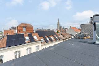Ontdek deze uitzonderlijke penthouse van 212 m² (bron: EPC-attest) in het hart van Antwerpen, op wandelafstand van de kaaien. Met zijn hoge plafonds, overvloedige lichtinval en royale indeling biedt dit appartement potentieel een ongeëvenaard gevoel van ruimte en luxe.
U neemt de lift (met unieke code) naar de derde verdieping waar u de gigantische eet-en leefruimte betreedt. De hoge plafonds en vele ramen zorgen voor heel wat natuurlijke lichtinval. De keuken werd reeds volledig vernieuwd in 2025. Ook het dak werd in 2025 geïsoleerd. In de hoofdslaapkamer geniet u van veel ingemaakte kasten en een ensuite badkamer. 
Er werd reeds een vergunning bekomen voor het realiseren van een dakterras met zicht op de Schelde en de skyline van Antwerpen. 

Belangrijkste troeven
•	Royaal woonoppervlak: 212 m² met hoge plafonds en een open gevoel
•	Vergunning voor dakterras: mogelijkheid om een indrukwekkend privé-terras te realiseren met panoramisch zicht over de skyline van Antwerpen
•	Gerenoveerd met oog voor kwaliteit: grotendeels vernieuwd, klaar om verder naar eigen smaak af te werken
•	Toegang via lift met persoonlijke code voor ultieme privacy en comfort
•	Licht en luchtig: grote ramen zorgen voor een overvloed aan natuurlijk daglicht
•	Indeling: 2 ruime slaapkamers, 2 badkamers, aparte wasberging
•	Nieuwe keuken (2025) met moderne afwerking
•	Praktische voorzieningen: dak reeds geïsoleerd, dubbele beglazing in hout aanwezig
•	Energiezuinig: EPC-waarde van 167 kWh/m²jaar

Wenst u te wonen in deze prachtige penthouse in het centrum van Antwerpen en wenst u meer informatie over de nog te realiseren werken? 
Bel 0484 69 97 30 of stuur naar lennart@sorant.be. 